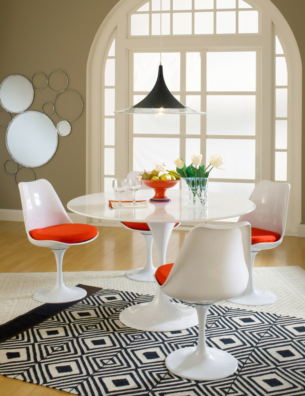 tulip_chair_scene_red
