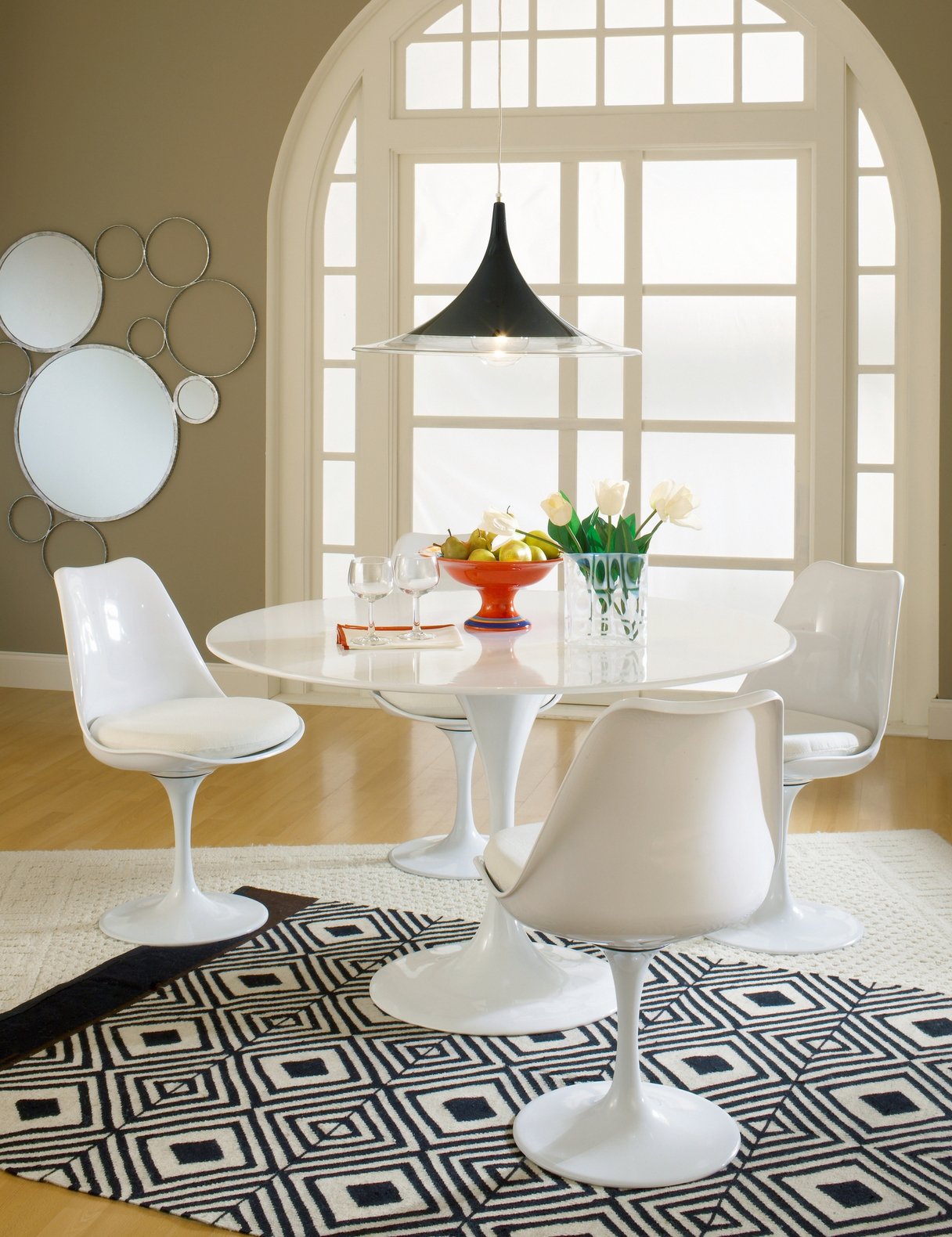 tulip_chair_scene_white